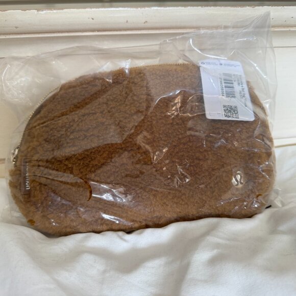 NWT, Lululemon Everywhere Belt Bag, Fleece, Burnt Caramel - Gold Hardware - Picture 3 of 9